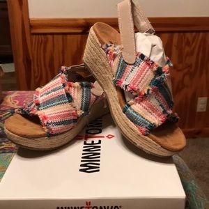 New-Minnetonka multi Laredo fabric, size 8